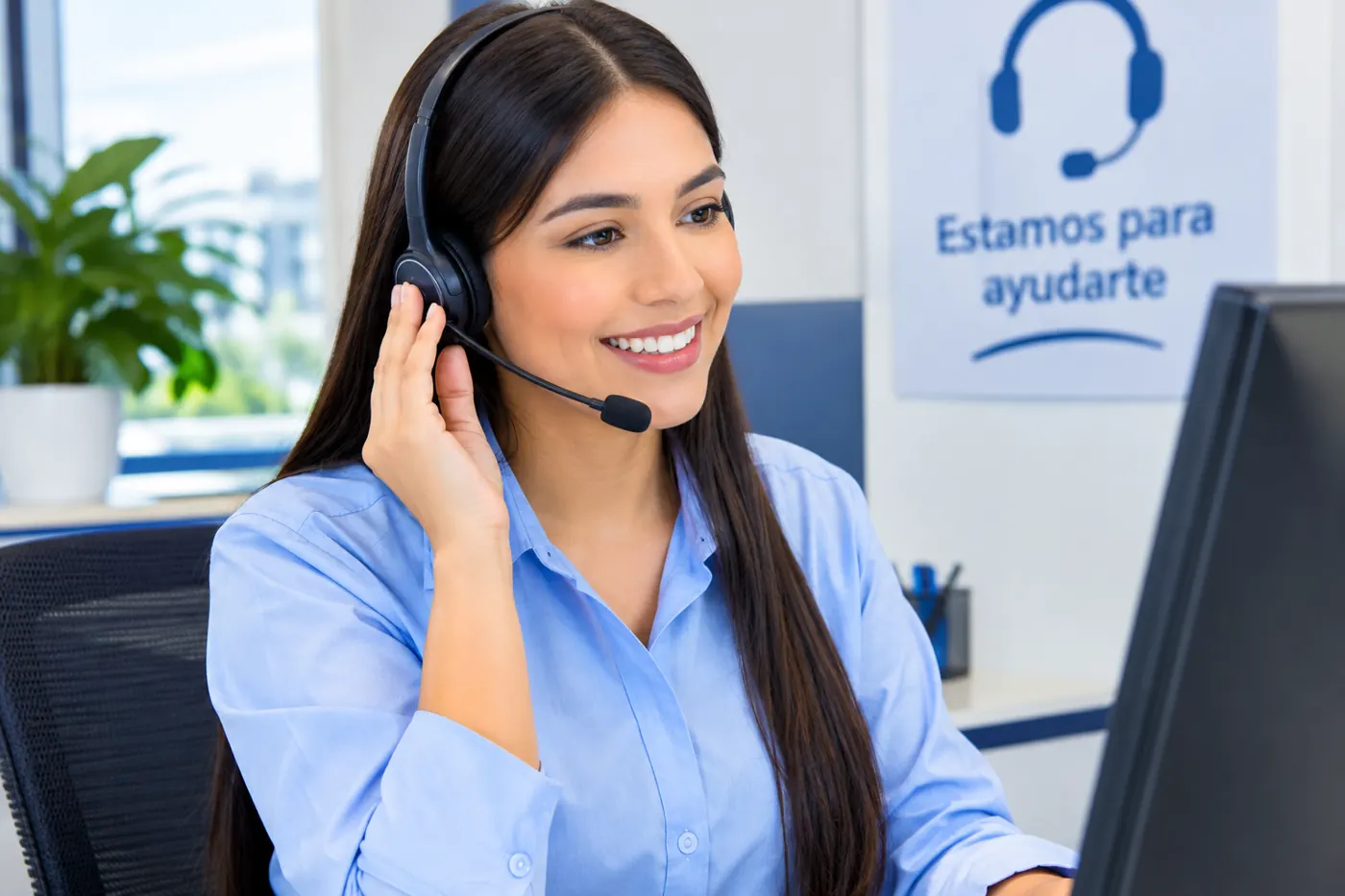 Asesora de Servicio Técnico Neveras Cali atendiendo por teléfono