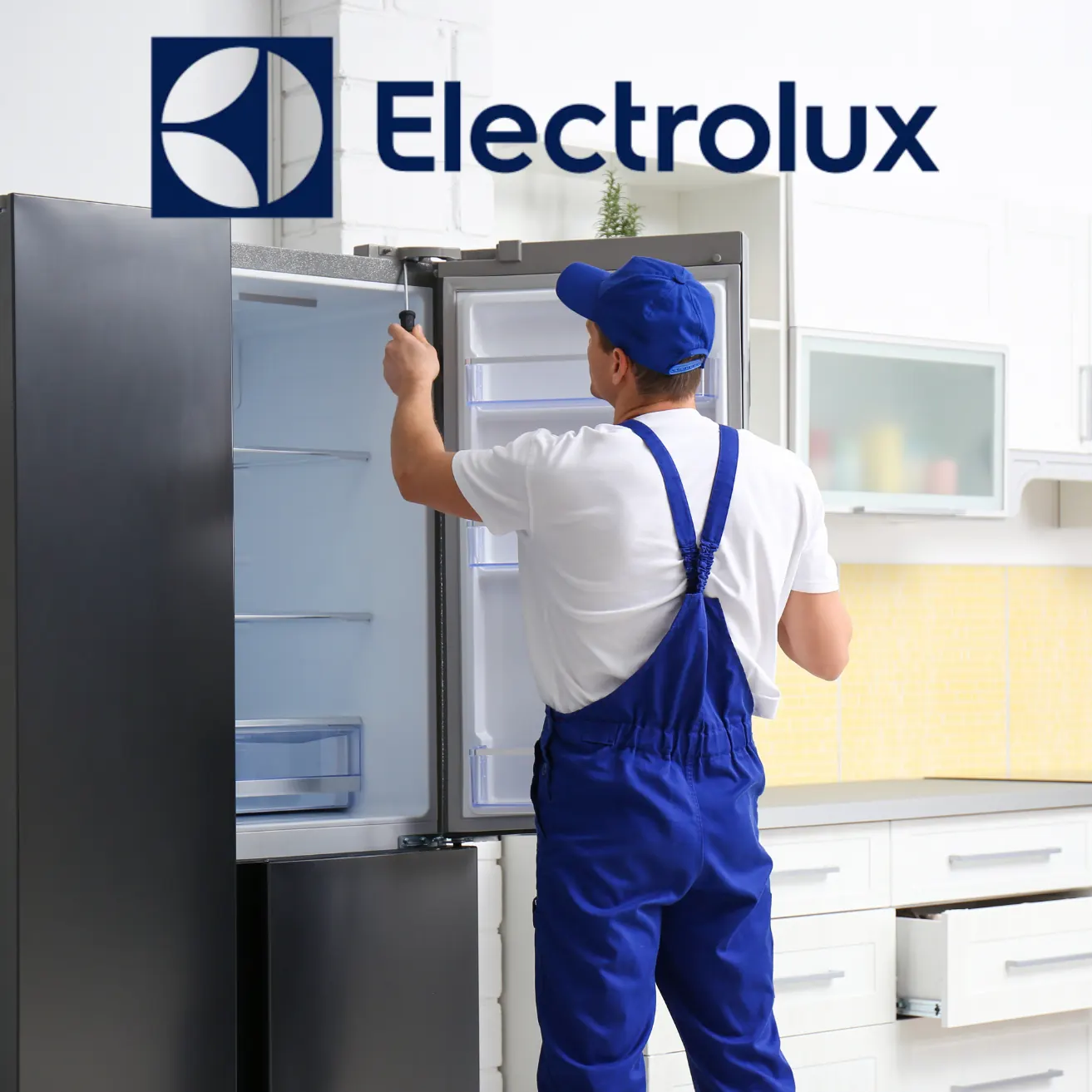 Técnico revisando una nevera; atendemos equipos Electrolux