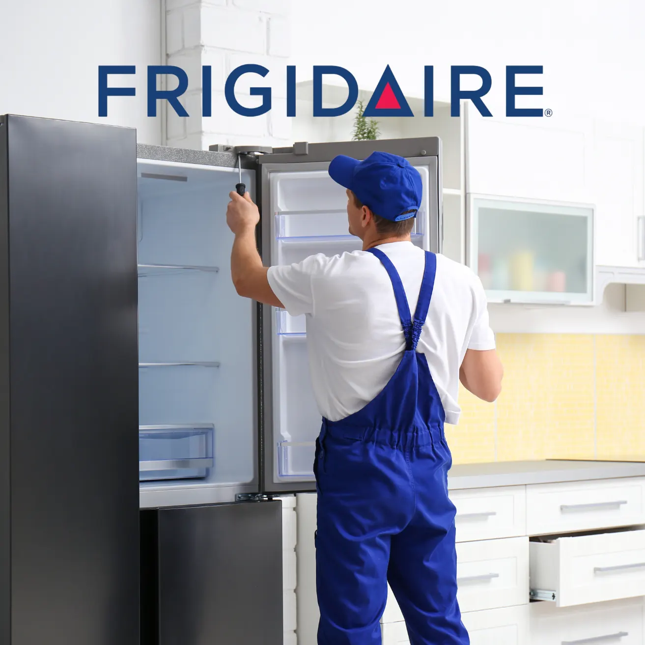 Técnico revisando una nevera; atendemos equipos Frigidaire