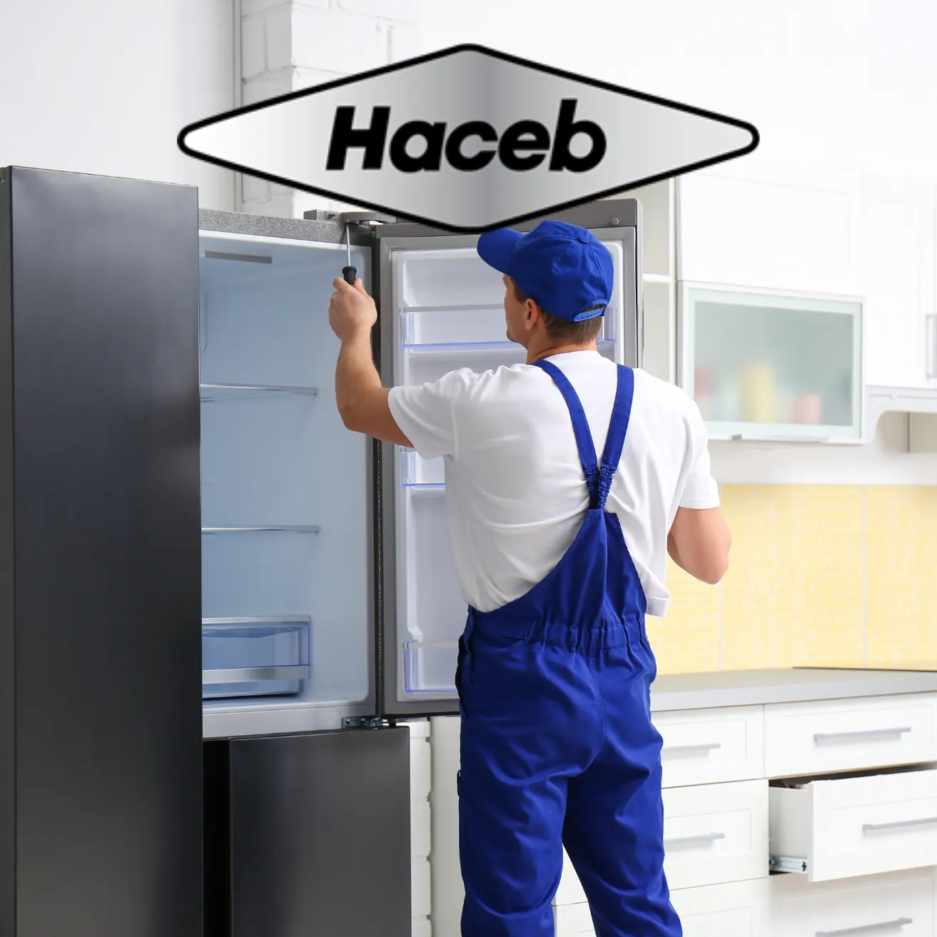 Técnico revisando una nevera; atendemos equipos Haceb