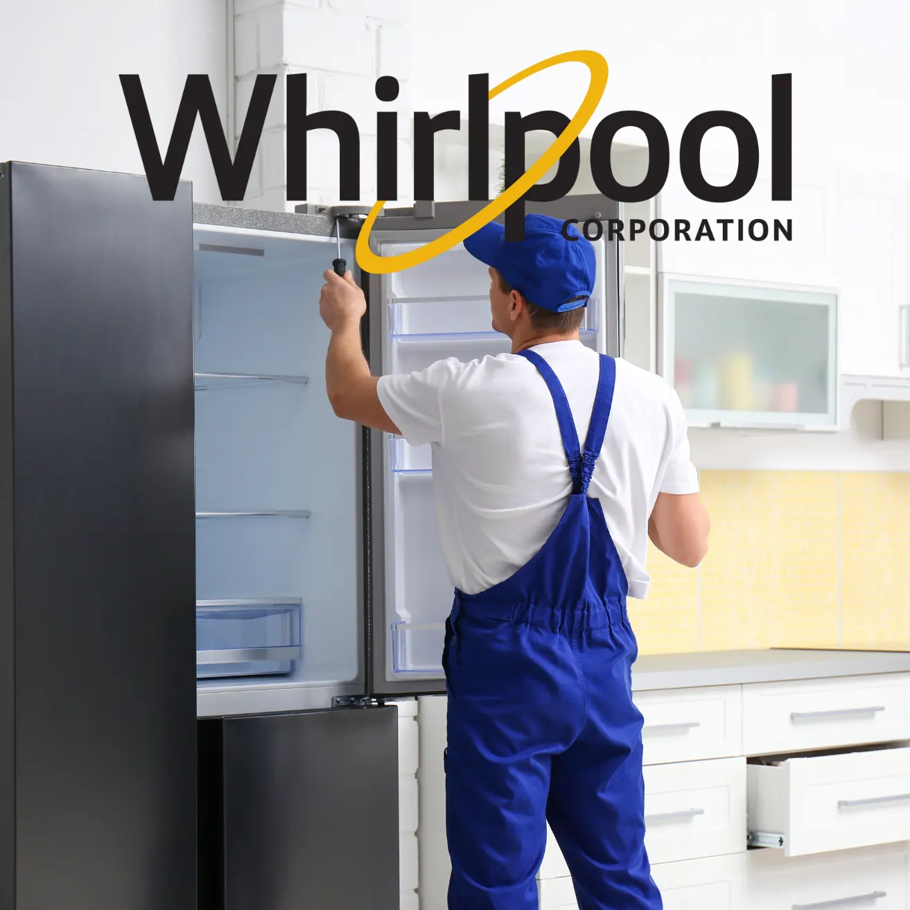 Técnico revisando una nevera; atendemos equipos Whirlpool